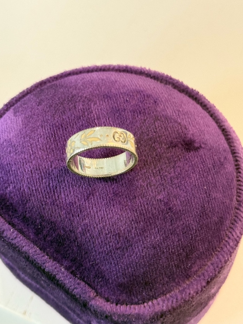 Gucci Silver white Gold Engraved Logo Band ring with Purple Velvet Box - Picture 8 of 9